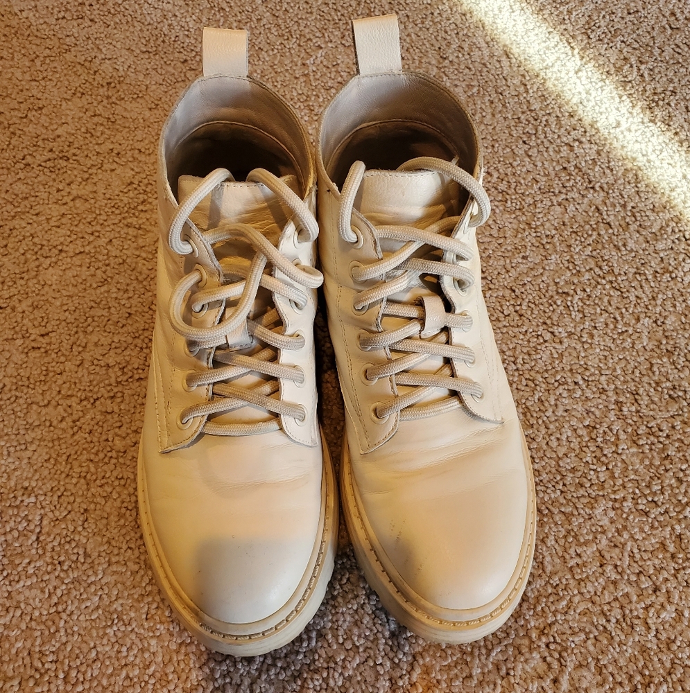 Combat Boots with High-Top Design Rugged Sole and Tan Laces - Picture 9 of 11